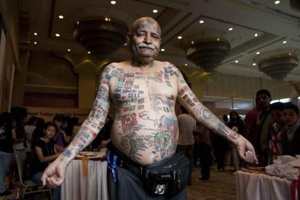 Житель Индии разрисовал свое тело флагами всех стран мира Житель Индии разрисовал свое тело флагами всех стран мира