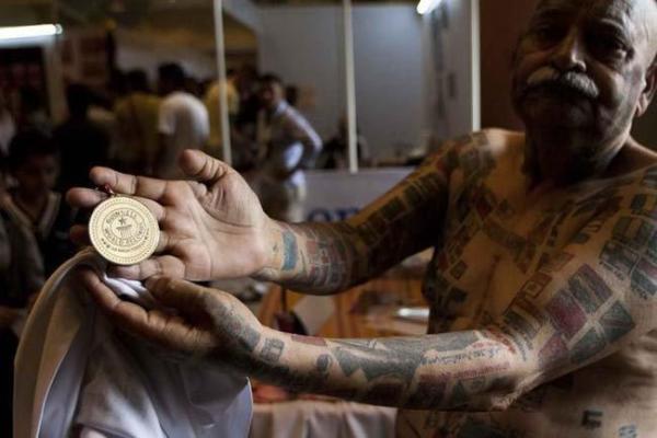 Житель Индии разрисовал свое тело флагами всех стран мира Житель Индии разрисовал свое тело флагами всех стран мира