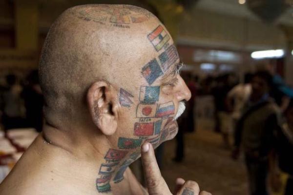 Житель Индии разрисовал свое тело флагами всех стран мира Житель Индии разрисовал свое тело флагами всех стран мира