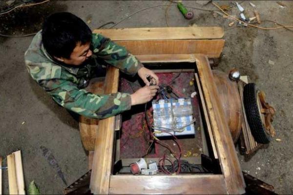 По дорогам китайского города ездит автомобиль, выпиленный из ствола дерева По дорогам китайского города ездит автомобиль, выпиленный из ствола дерева