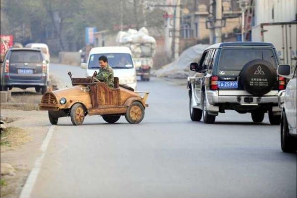 По дорогам китайского города ездит автомобиль, выпиленный из ствола дерева По дорогам китайского города ездит автомобиль, выпиленный из ствола дерева