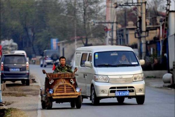По дорогам китайского города ездит автомобиль, выпиленный из ствола дерева По дорогам китайского города ездит автомобиль, выпиленный из ствола дерева