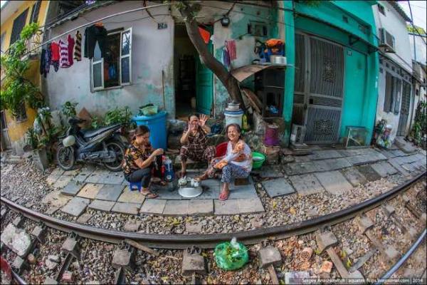 Между жилыми домами Ханоя проходит настоящая железная дорога Между жилыми домами Ханоя проходит настоящая железная дорога