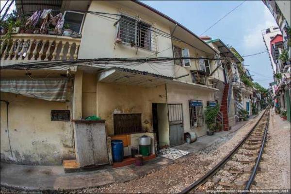 Между жилыми домами Ханоя проходит настоящая железная дорога Между жилыми домами Ханоя проходит настоящая железная дорога