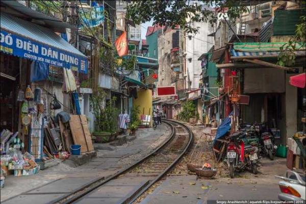 Между жилыми домами Ханоя проходит настоящая железная дорога Между жилыми домами Ханоя проходит настоящая железная дорога