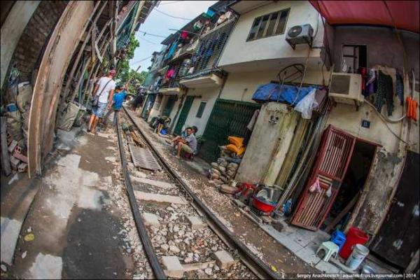 Между жилыми домами Ханоя проходит настоящая железная дорога Между жилыми домами Ханоя проходит настоящая железная дорога