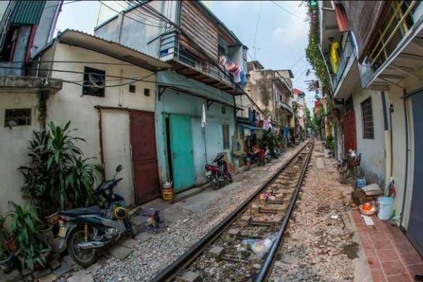 Между жилыми домами Ханоя проходит настоящая железная дорога Между жилыми домами Ханоя проходит настоящая железная дорога