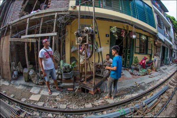 Между жилыми домами Ханоя проходит настоящая железная дорога Между жилыми домами Ханоя проходит настоящая железная дорога