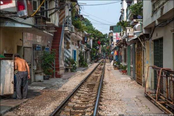 Между жилыми домами Ханоя проходит настоящая железная дорога Между жилыми домами Ханоя проходит настоящая железная дорога