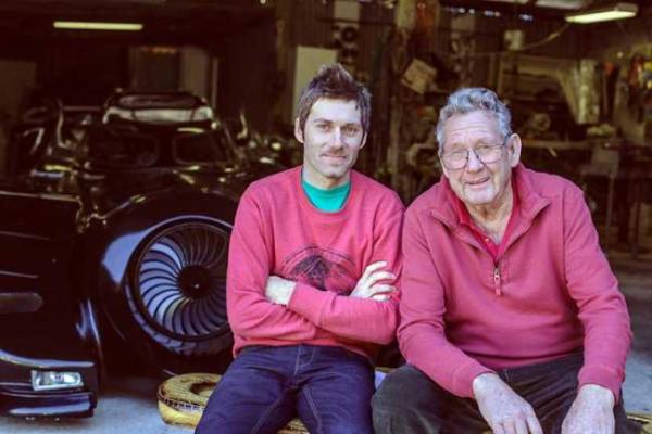 Австралийский супер герой на Бэтмобиле посещает неизлечимо больных детей Австралийский супер герой на Бэтмобиле посещает неизлечимо больных детей