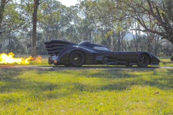 Австралийский супер герой на Бэтмобиле посещает неизлечимо больных детей Австралийский супер герой на Бэтмобиле посещает неизлечимо больных детей