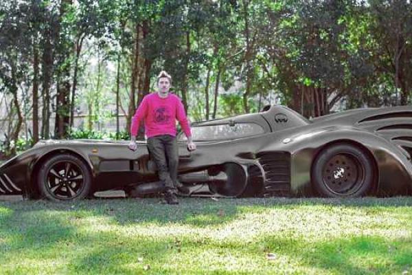 Австралийский супер герой на Бэтмобиле посещает неизлечимо больных детей Австралийский супер герой на Бэтмобиле посещает неизлечимо больных детей