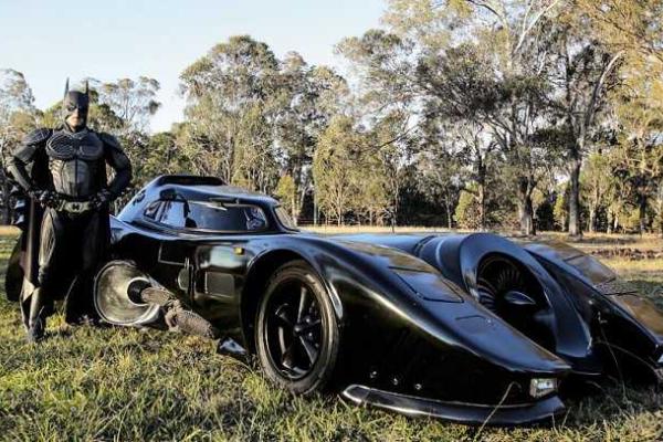 Австралийский супер герой на Бэтмобиле посещает неизлечимо больных детей Австралийский супер герой на Бэтмобиле посещает неизлечимо больных детей