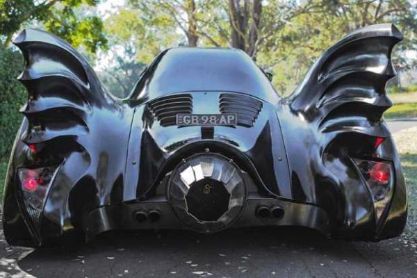 Австралийский супер герой на Бэтмобиле посещает неизлечимо больных детей Австралийский супер герой на Бэтмобиле посещает неизлечимо больных детей