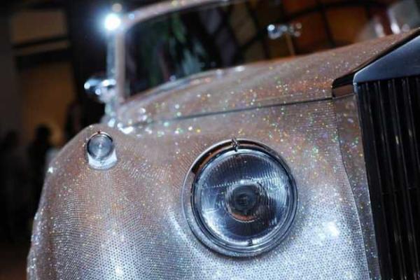В Мюнхене на аукционе продан Rolls-Royce, украшенный кристаллами Сваровски В Мюнхене на аукционе продан Rolls-Royce, украшенный кристаллами Сваровски