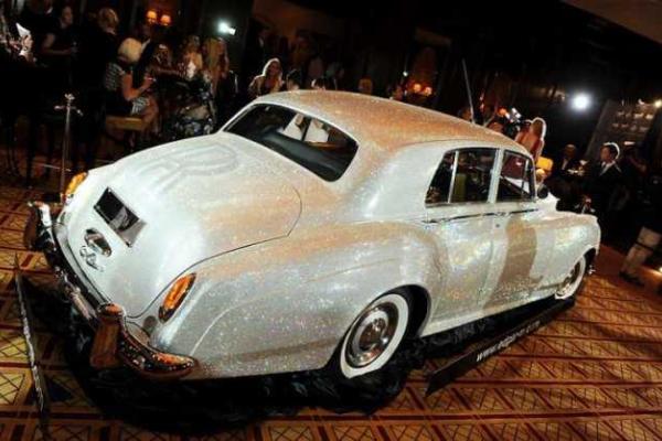 В Мюнхене на аукционе продан Rolls-Royce, украшенный кристаллами Сваровски В Мюнхене на аукционе продан Rolls-Royce, украшенный кристаллами Сваровски