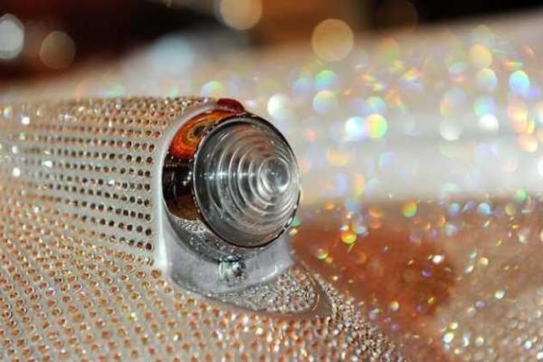 В Мюнхене на аукционе продан Rolls-Royce, украшенный кристаллами Сваровски В Мюнхене на аукционе продан Rolls-Royce, украшенный кристаллами Сваровски
