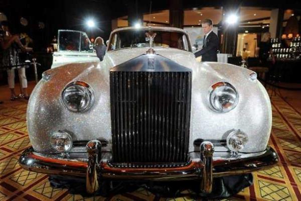 В Мюнхене на аукционе продан Rolls-Royce, украшенный кристаллами Сваровски В Мюнхене на аукционе продан Rolls-Royce, украшенный кристаллами Сваровски