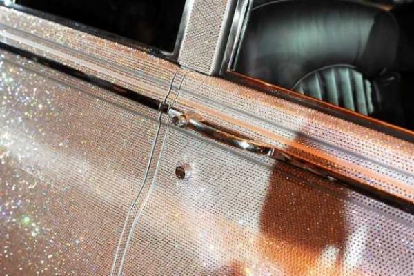 В Мюнхене на аукционе продан Rolls-Royce, украшенный кристаллами Сваровски В Мюнхене на аукционе продан Rolls-Royce, украшенный кристаллами Сваровски