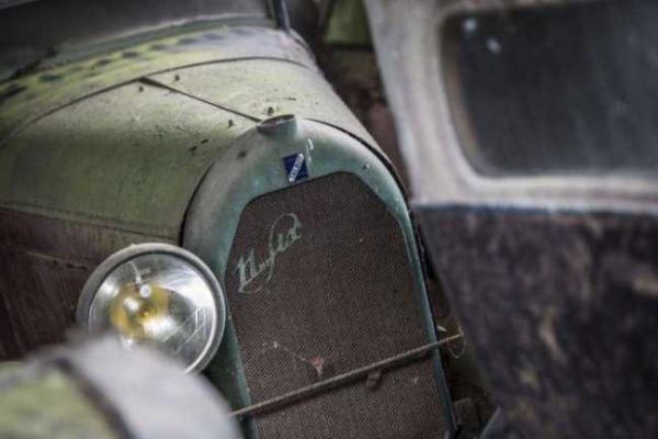 Во Франции найдены сотни заброшенных раритетных авто Во Франции найдены сотни заброшенных раритетных авто