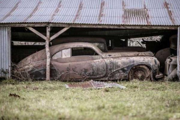 Во Франции найдены сотни заброшенных раритетных авто Во Франции найдены сотни заброшенных раритетных авто