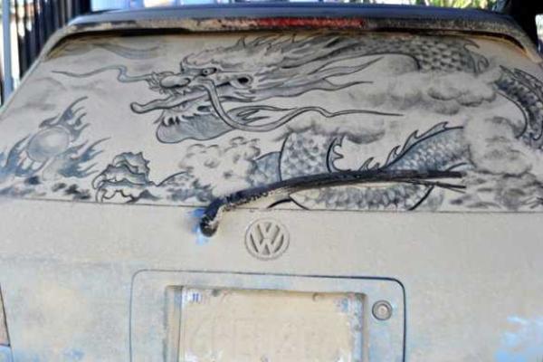 Картины художника, который рисует на грязных автомобилях Картины художника, который рисует на грязных автомобилях