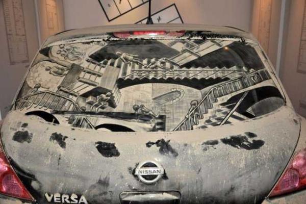 Картины художника, который рисует на грязных автомобилях Картины художника, который рисует на грязных автомобилях