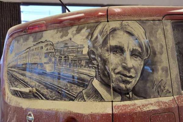 Картины художника, который рисует на грязных автомобилях Картины художника, который рисует на грязных автомобилях