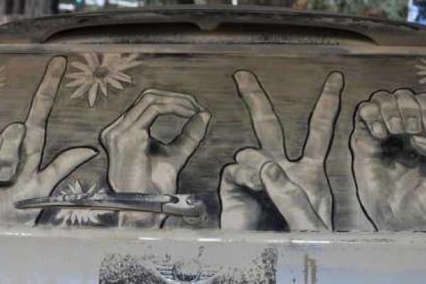 Картины художника, который рисует на грязных автомобилях Картины художника, который рисует на грязных автомобилях