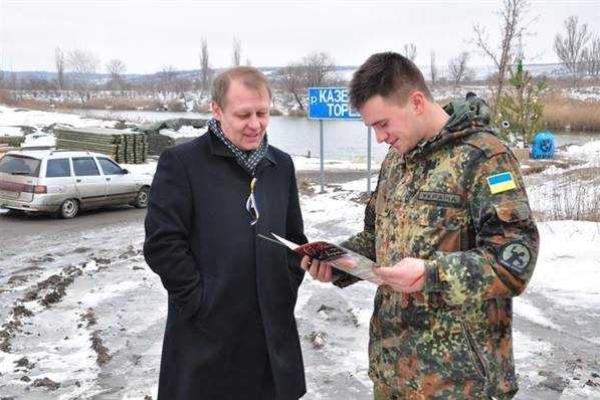 Бойцов на блокпостах возле Славянска поздравили с наступающими праздниками Бойцов на блокпостах возле Славянска поздравили с наступающими праздниками