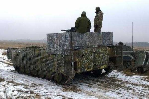 Волонтеры создали "легкий танк" на основе старой техники Волонтеры создали "легкий танк" на основе старой техники
