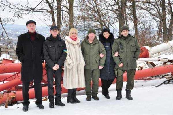 Бойцов на блокпостах возле Славянска поздравили с наступающими праздниками Бойцов на блокпостах возле Славянска поздравили с наступающими праздниками