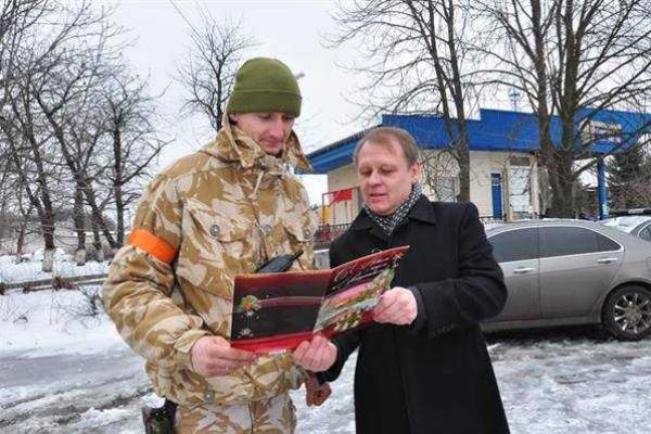 Бойцов на блокпостах возле Славянска поздравили с наступающими праздниками Бойцов на блокпостах возле Славянска поздравили с наступающими праздниками