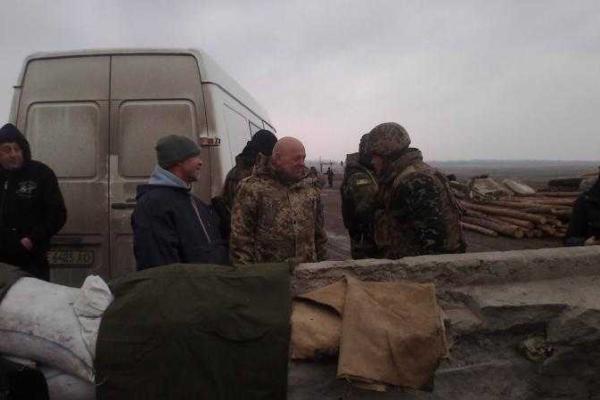 Глава Луганщины отвез гуманитарную помощь бойцам на 29 и 31-й блокпосты