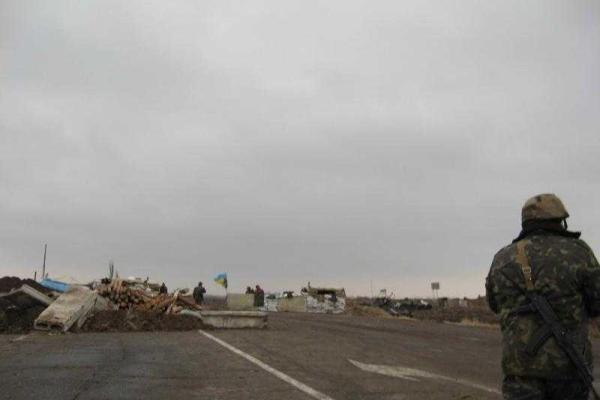 Глава Луганщины отвез гуманитарную помощь бойцам на 29 и 31-й блокпосты