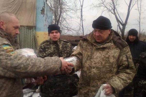 Глава Луганщины отвез гуманитарную помощь бойцам на 29 и 31-й блокпосты