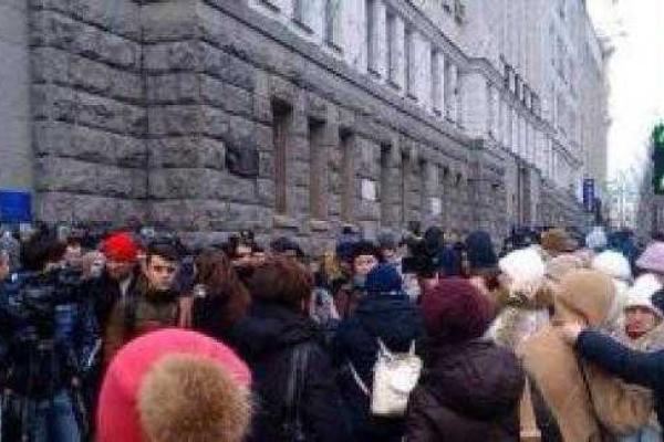 Активисты пикетируют здание харьковской мэрии Активисты пикетируют здание харьковской мэрии