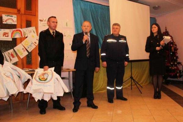 Киевские спасатели побывали в гостях у детей-переселенцев Киевские спасатели побывали в гостях у детей-переселенцев
