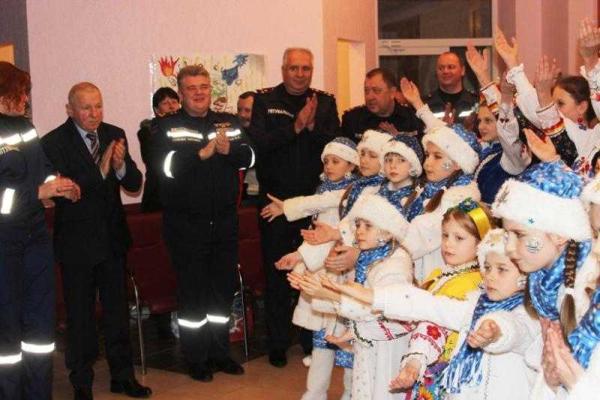 Киевские спасатели побывали в гостях у детей-переселенцев Киевские спасатели побывали в гостях у детей-переселенцев