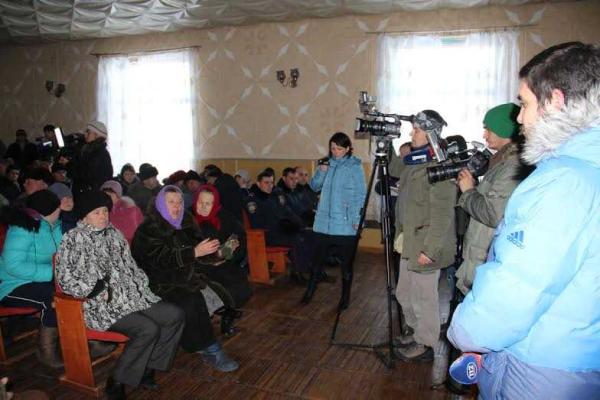 Жители села на Житомирщине требут наказать подростка, убившего пенсионерку Жители села на Житомирщине требут наказать подростка, убившего пенсионерку
