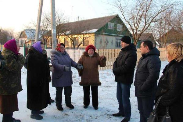 Жители села на Житомирщине требут наказать подростка, убившего пенсионерку Жители села на Житомирщине требут наказать подростка, убившего пенсионерку