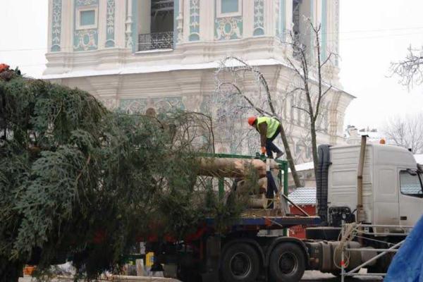Главная Новогодняя елка страны установлена на Софийской площади Главная Новогодняя елка страны установлена на Софийской площади