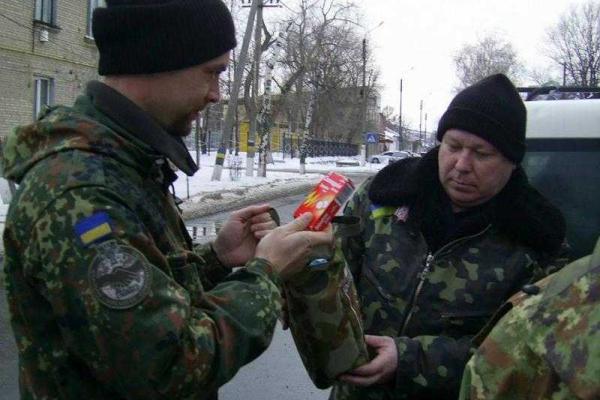 Волонтеры доставили гуманитарную помощь и медикаменты бойцам АТО на Луганщине Волонтеры доставили гуманитарную помощь и медикаменты бойцам АТО на Луганщине