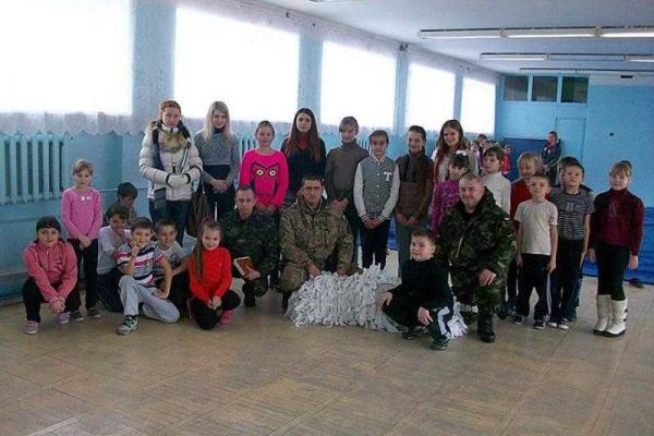 Школьники Луганщины передали украинским бойцам маскировочные сетки Школьники Луганщины передали украинским бойцам маскировочные сетки
