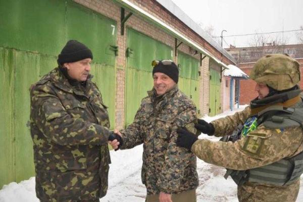 Военные сотрудничают с волонтерскими организациями Донбасса Военные сотрудничают с волонтерскими организациями Донбасса