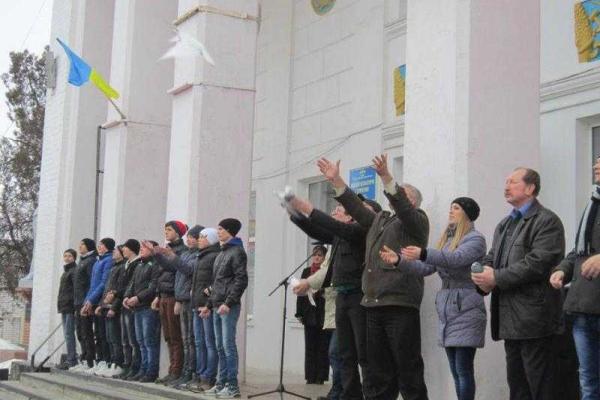 Жители Старобельска провели акцию в память по погибшим под Волновахой Жители Старобельска провели акцию в память по погибшим под Волновахой