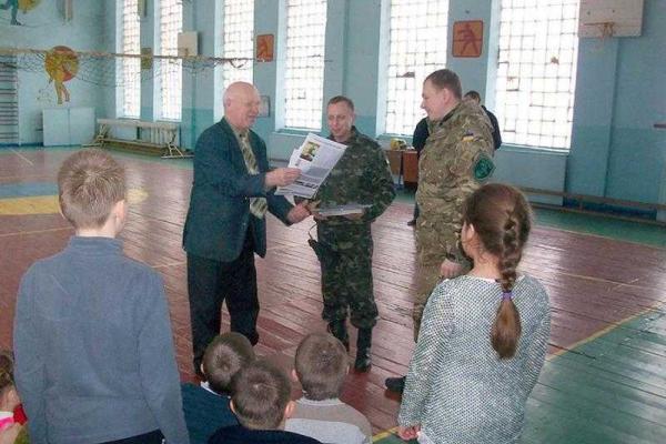 Школьники Луганщины передали украинским бойцам маскировочные сетки Школьники Луганщины передали украинским бойцам маскировочные сетки