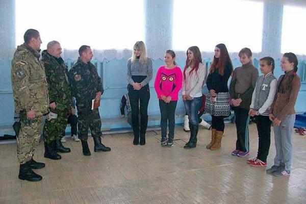 Школьники Луганщины передали украинским бойцам маскировочные сетки Школьники Луганщины передали украинским бойцам маскировочные сетки