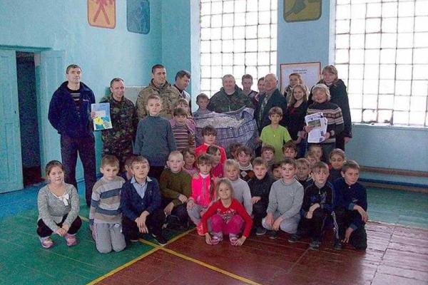 Школьники Луганщины передали украинским бойцам маскировочные сетки Школьники Луганщины передали украинским бойцам маскировочные сетки