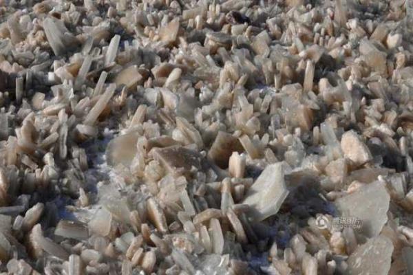 В Китае водопад Хукоу зимой покрывается ледяными камнями